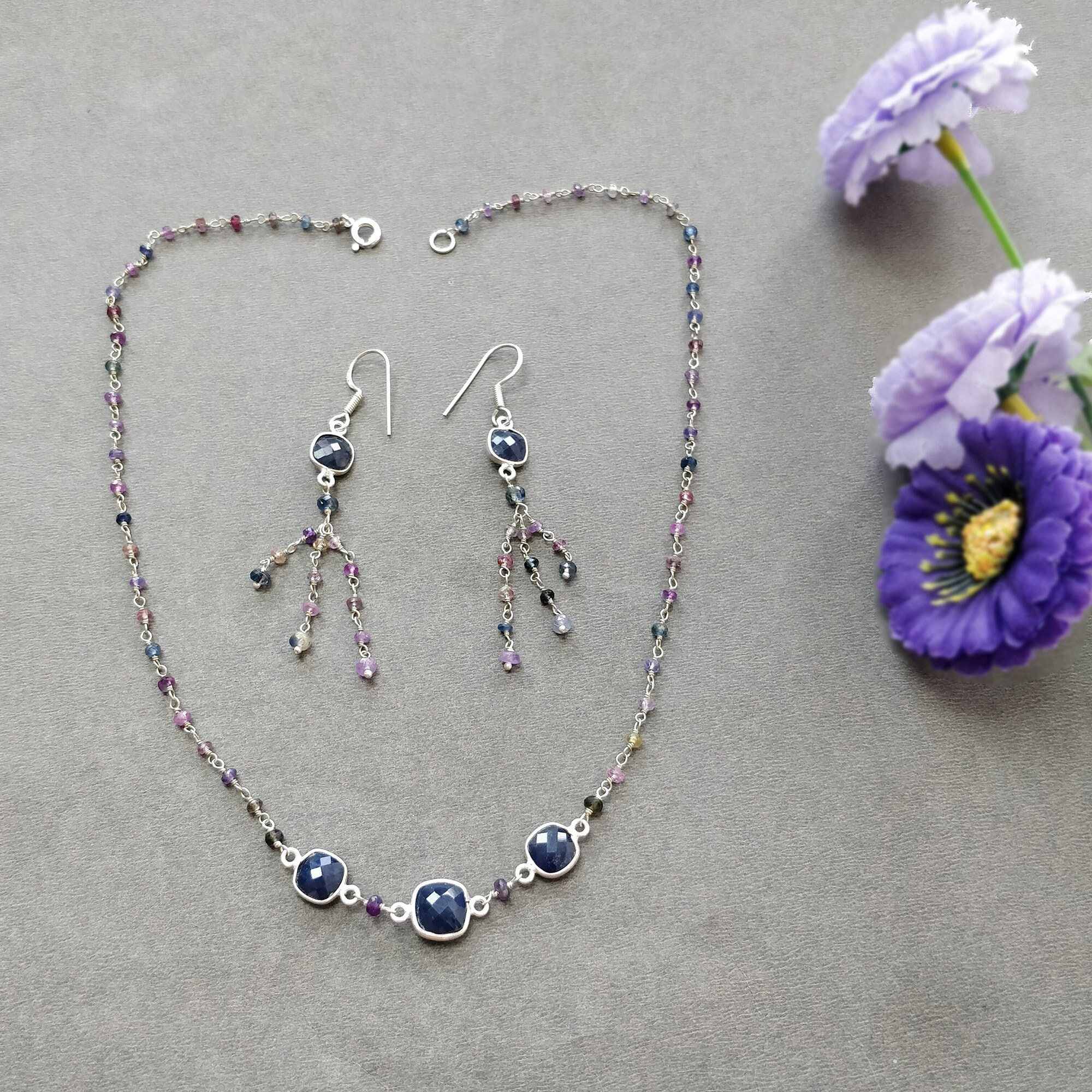 Ensemble de bijoux en pierres précieuses