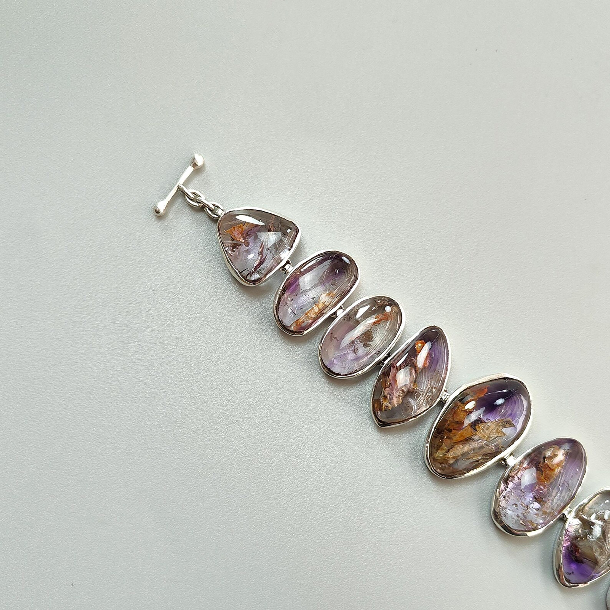 سوار من الأحجار الكريمة